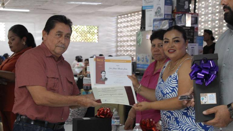 Durante el evento se entregó la medalla “Maestro Rafael Ramírez” a siete docentes que cumplieron 28 y 30 años de servicio en la educación.