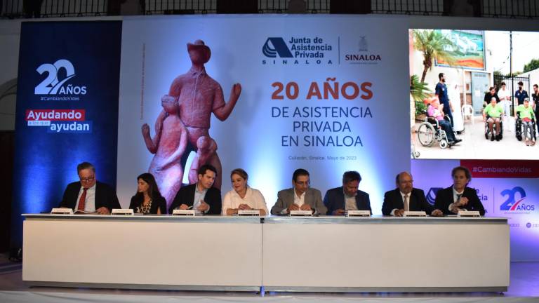 Distintos ex presidentes de la Junta de Asistencia Privada de Sinaloa e invitados especiales encabezan el evento.