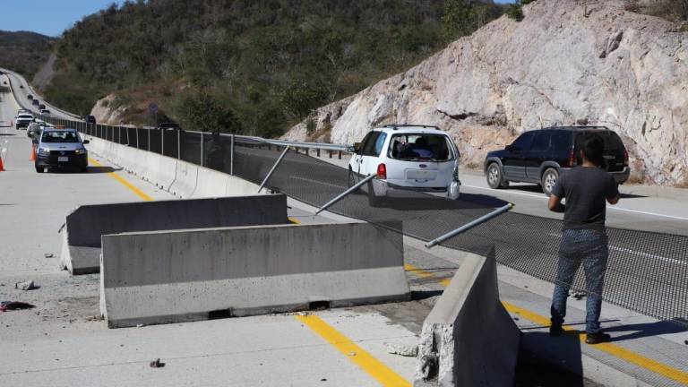 Agentes carreteros de la Guardia Nacional acudieron al sitio del accidente y colocaron conos preventivos en ambos sentidos de la autopista.