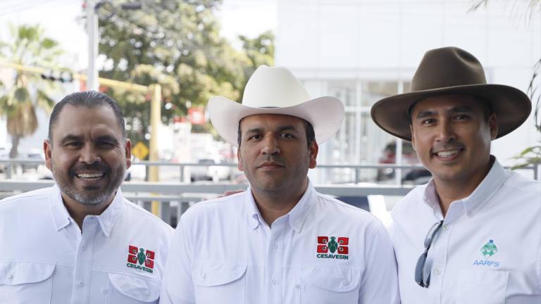 Acompañan a Enrique Riveros en su primer informe al frente de la AARC