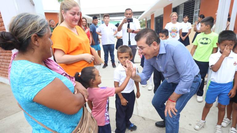 El Alcalde de Mazatlán hizo un recorrido en la Colonia Rafael Buelna.