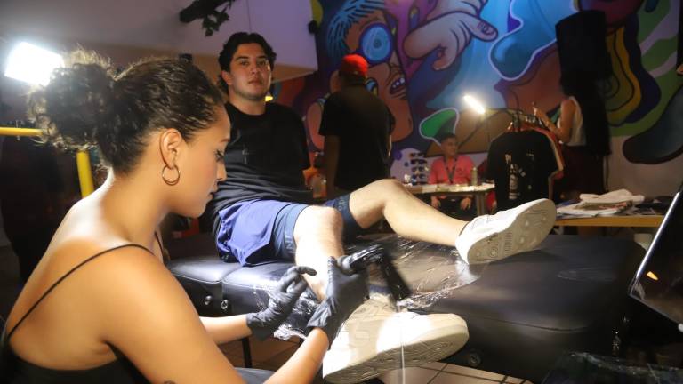 Andrea Osterhout de Ostertattoo estuvo realizaron algunos tatuajes a los asistentes.