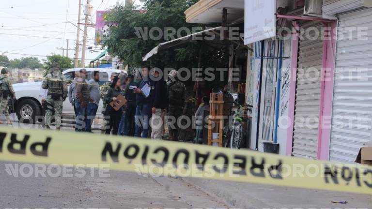 En la banqueta, frente a la puerta de ingreso a la barbería, fueron localizados indicios balísticos relacionados con el ataque.