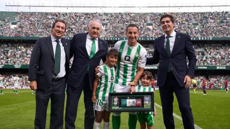 Andrés Guardado recibe homenaje del Betis