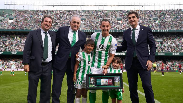 Guardado recibe su reconocimiento.