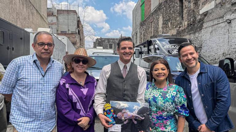 La alcaldesa Clara Brugada llevó un regalo de cumpleaños al actor Pedro Pascal quien se encuentra en CDMX filmando una película.