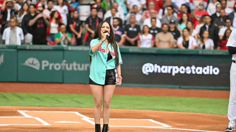 Interpreta Paty Cantú el Himno Nacional Mexicano en juego de beisbol