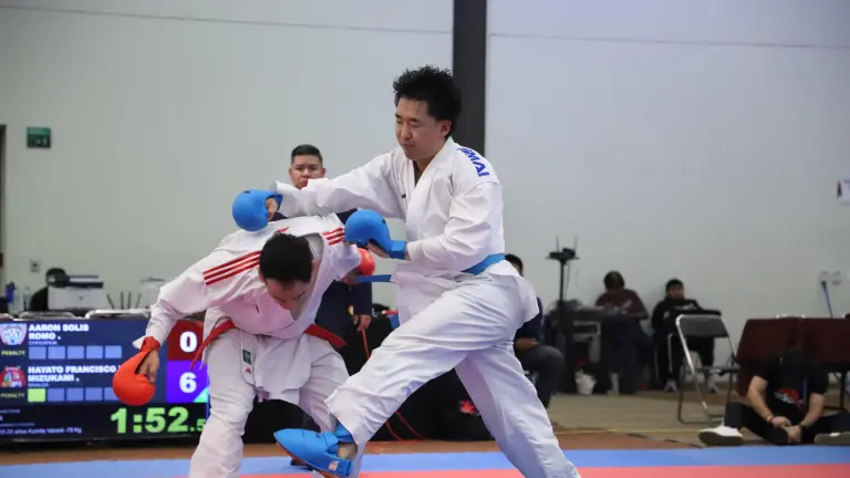 Hayato Francisco Yoshii Mizukami fue de los sinaloenses que se colgaron el metal dorado en la Olimpiada Nacional de karate.