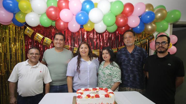 Los cumpleañeros Felipe Tostado, Eric Conde, Amanda Aragón, Xóchith Aguilar, Gregorio Vargas y Eder García se toman la fotografía del recuerdo.