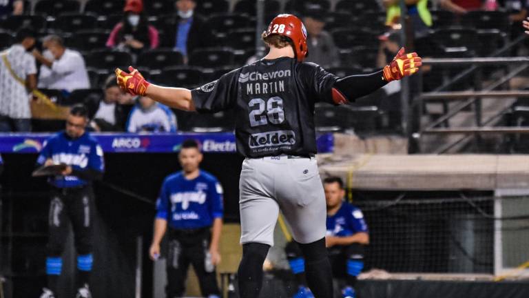 Kyle Martin conecta jonrón.