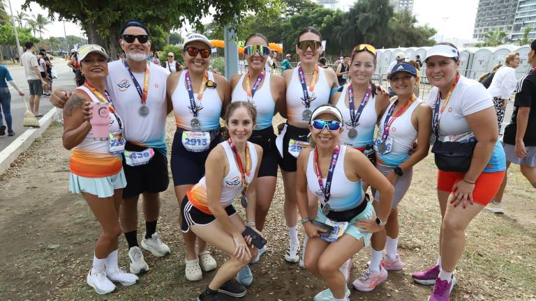 Corredores disfrutando del amanecer en el malecón durante el Maratón Pacífico 2025.