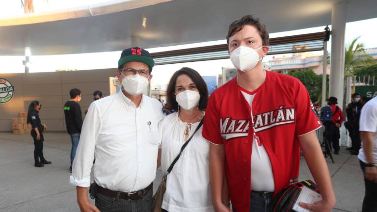 Luis Guillermo Medrano y Ana Laura de Medrano con su hijo, Juan Pablo Medrano.