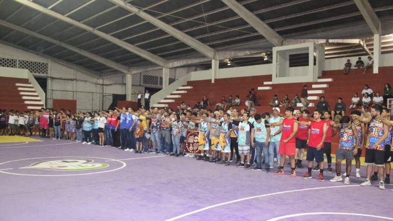 Los jugadores rinden la protesta deportiva.