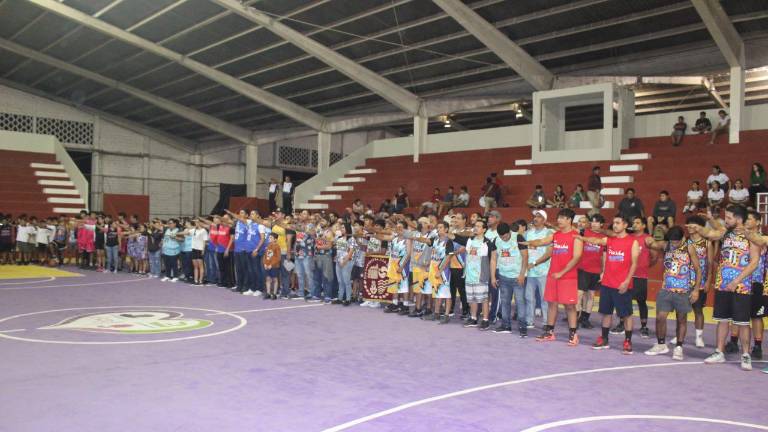 Los jugadores rinden la protesta deportiva.