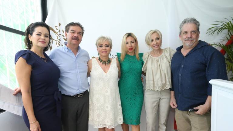 Connie Velarde, David Tussi, Margarita Coppel, Sofía Estrada, Mónica Coppel y Javier García.