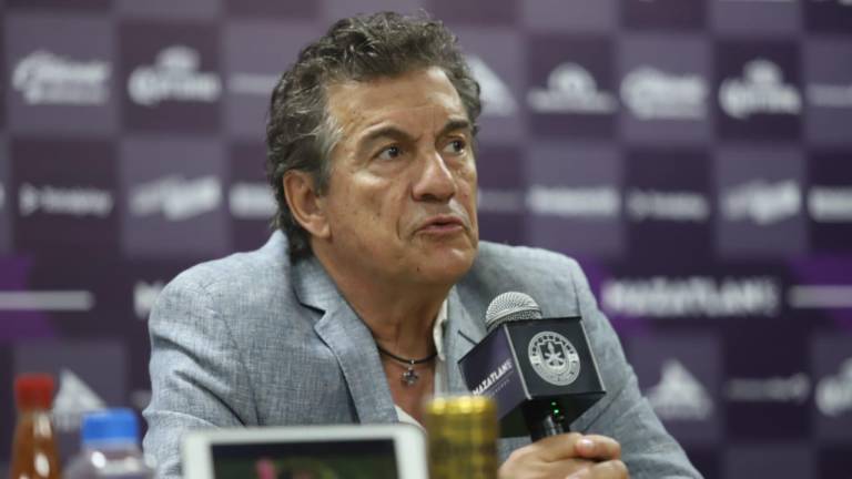 Rubén Omar Romano dice que no leyó los insultos del dueño del Mazatlán FC al plantel.