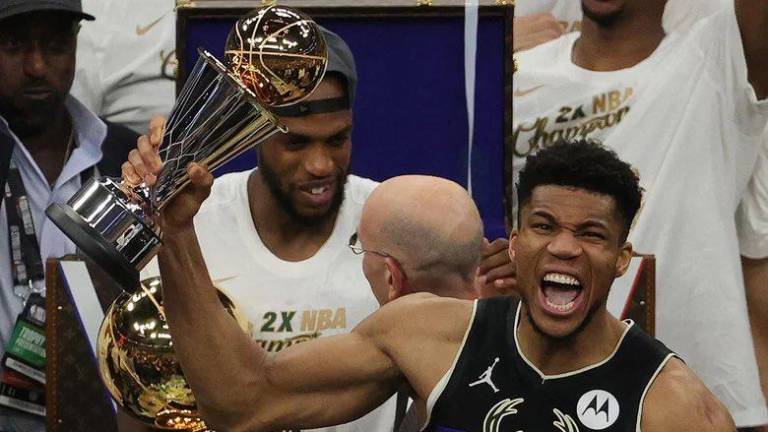 Un griego regresa la gloria de la NBA a Milwaukee