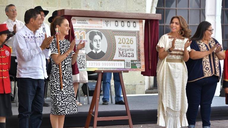 Devela la Presidenta Claudia Sheinbaum billete de Lotería que rinde homenaje a Margarita Maza