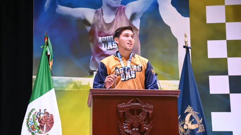 El medallista olímpico Marco Alonso Verde Álvarez recibió un reconocimiento por parte de la UAS, al igual que otros deportistas.