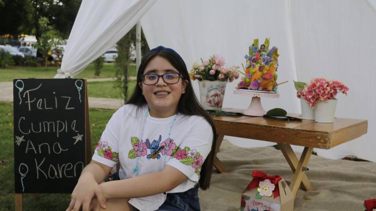 Ana Karen Ramírez Aguilar feliz de cumplir 11 años.
