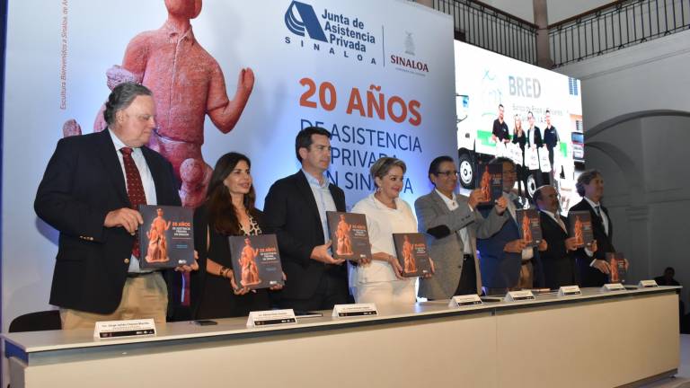 Expresidentes de la Junta de Asistencia Privada de Sinaloa e invitados especiales presentan el libro conmemorativo.