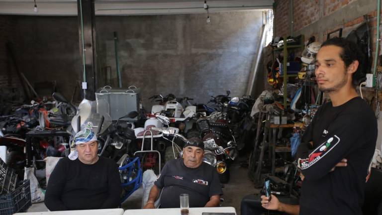 Remberto Zamora y Francisco Rodríguez encabezan la rueda de prensa para dar detalles de la pista de motociclismo.