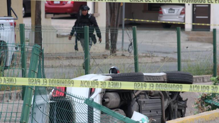 Un vehículo terminó volcado dentro de un arroyo en el sector Los Ángeles, en Culiacán.