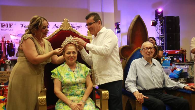 Conchita Hernández, del Club del Abuelo 71 y Gisóforo López, del Club del Abuelo 72. son coronados como Reina y Rey del Día de las y los Abuelos 2023.