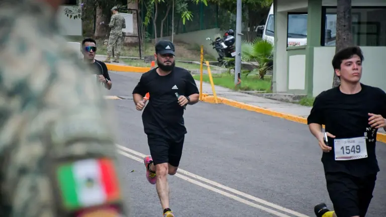 La Carrera Deportiva de 5 kilómetros reunió a más de 500 participantes en Culiacán para conmemorar el Día del Ejército y Fuerza Aérea Mexicana.
