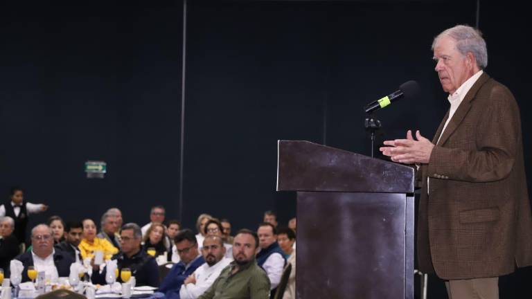 Emilio Goicoechea Luna en plática con empresarios de Mazatlán.