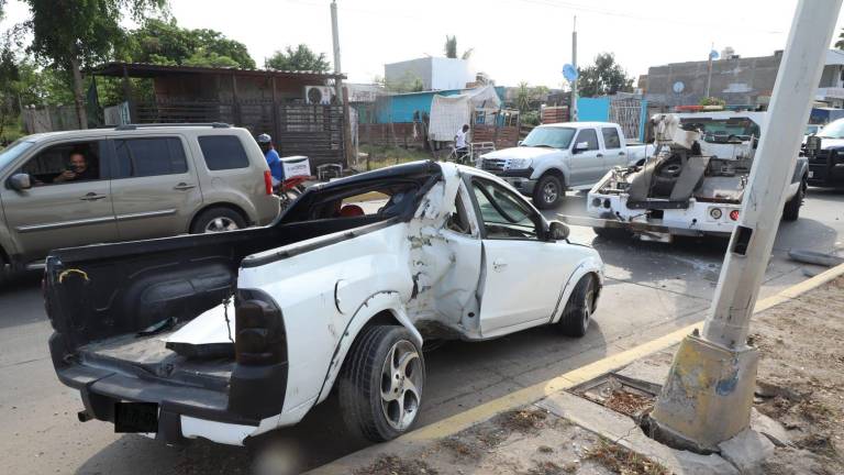 Conductor choca su camioneta contra poste de luminaria en la avenida Juan Pablo II en Mazatlán