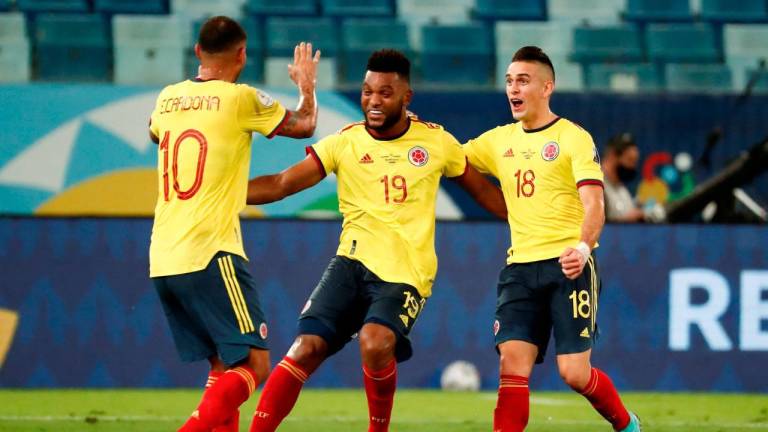 Edwin Cardona es felicitado tras culminar la jugada del gol que significó el triunfo de Colombia.