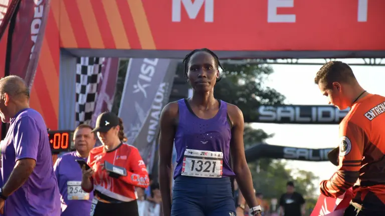 Rose Kepkorir Kangogo gana la rama femenil de los 21K.