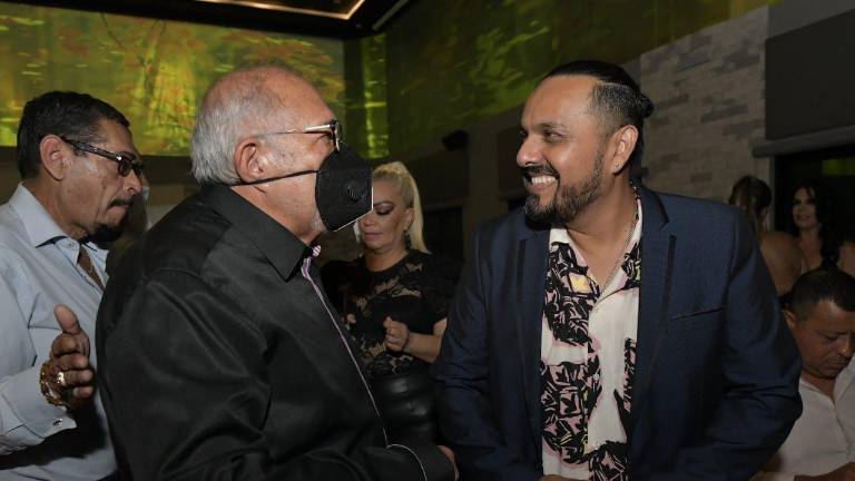 El Alcalde Luis Guillermo Benítez Torres con Carlos Sarabia.