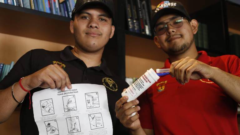 Los estudiantes Manuel Cuadras y Jesús Escalante advirtieron sobre los riesgos sanitarios y económicos que esta plaga representa para el ganado, fauna silvestre, mascotas e incluso personas.