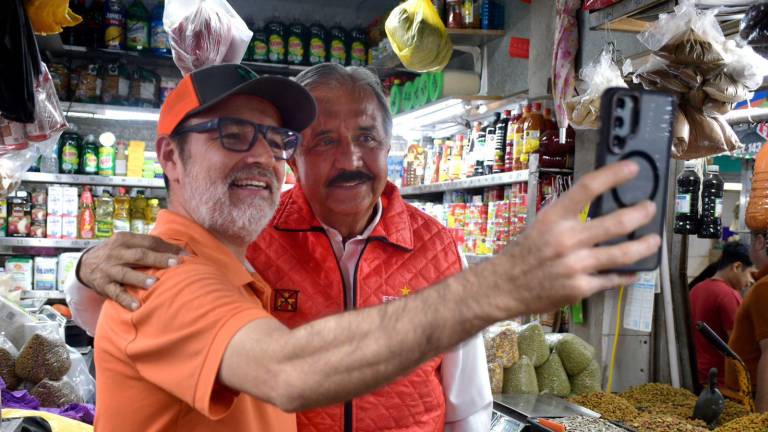 Jesús Estrada Ferreiro, candidato al Senado por el PT, recorre mercados en Culiacán.