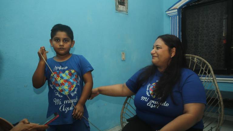 Carmen Cruz, fundadora de “Mi Mundo Azul”, exhorta a ser más empáticos con niños y niñas con autismo.