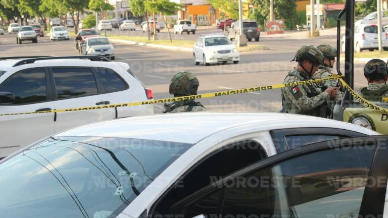 Un vehículo en el que iba una familia fue atacado a balazos en el Mercado de Abastos en Culiacán.