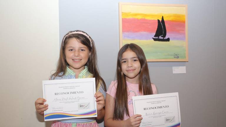 Las pequeñas artistas María Paula Velarde García y Ximena Lizárraga Correa.