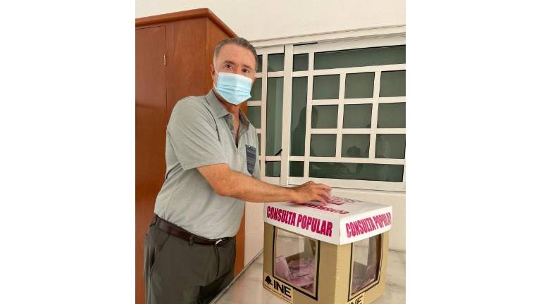 El Gobernador Quirino Ordaz Coppel presumió en su cuenta de Twitter una fotografía después de emitir su voto