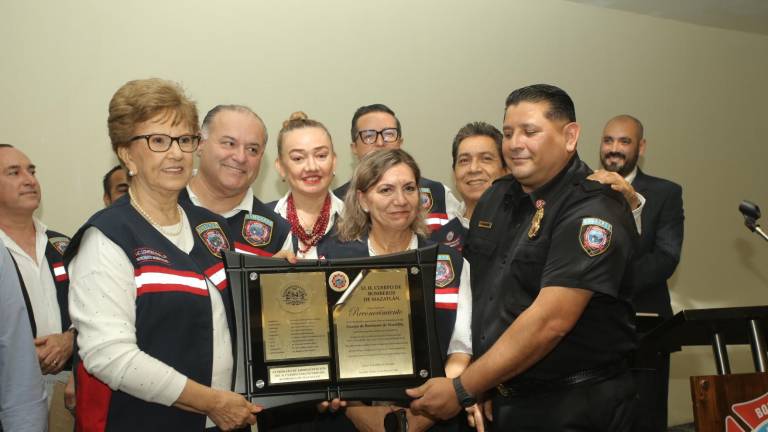 Lourdes Magallón Huerta, presidenta del Patronato y el comandante Saúl Robles encabezaron la ceremonia del 84 aniversario del Cuerpo de Bomberos de Mazatlán.