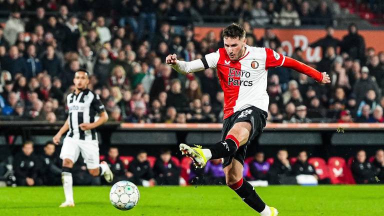 Santiago Giménez llega a 21 goles en la Eredivisie.