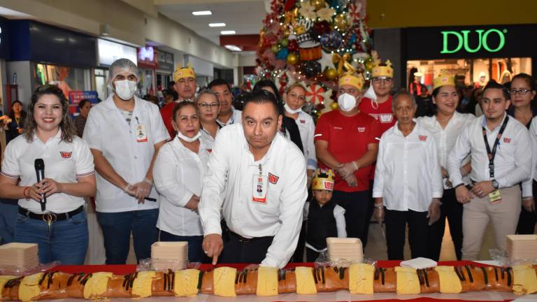 Raúl Muñoz, gerente de Ley Plaza Fiesta realiza el corte de la rosca de reyes.