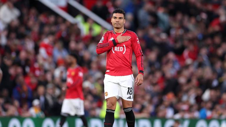 Casemiro agradece el apoyo de los aficionados tras anotar el primer gol del Manchester United.