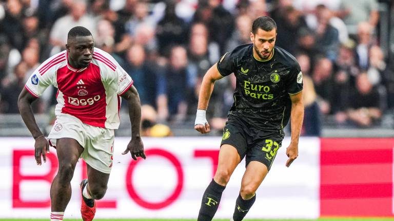 Ajax-Feyenoord dejó 15 detenidos y se reanudará el miércoles