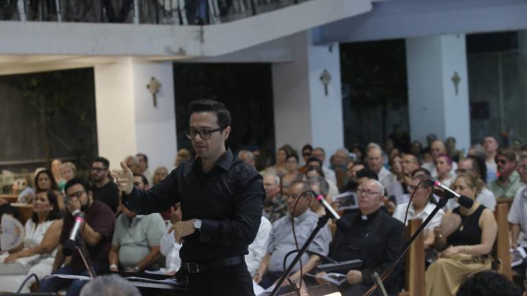 El maestro Sergio Freeman dirigió a la Camerata Mazatlán durante el concierto ofrecido en la Capilla del Señor de la Misericordia.