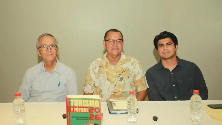 Entre anécdotas y futbol presentan ‘Turismo y futbol 2026’