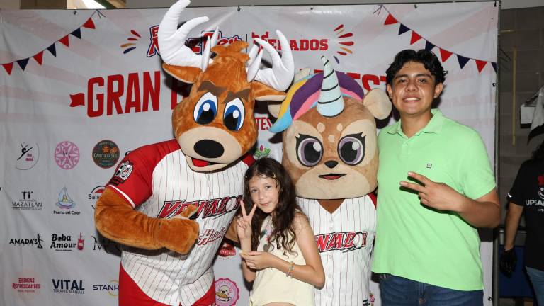 Rosita Ramírez y Emanuel Llamas junto a Venny y Vennycornia.