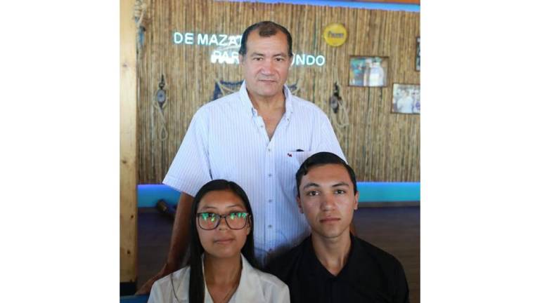 Los alumnos Kimberly de Santiago y Jesús Vidal Salazar, junto a su maestro Marco Antonio Flores, viajarán a Guadalajara para exponer su proyecto llamado “Bairock”.