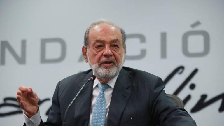 El empresario Carlos Slim, con Grupo Carso, firma un contrato con Pemex para perforar pozos.